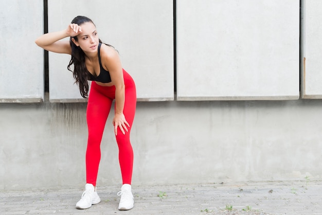 Chica joven haciendo ejercicio en la calle