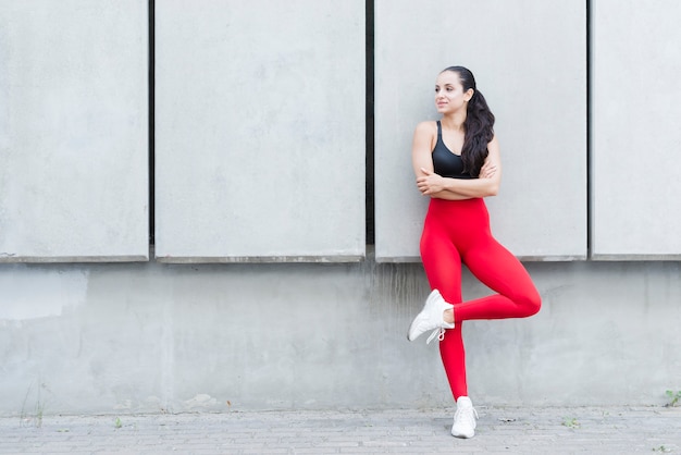 Chica joven haciendo ejercicio en la calle