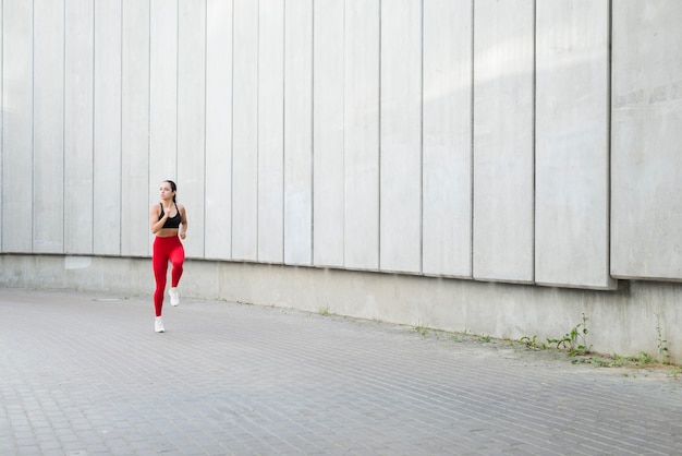 Chica joven haciendo ejercicio en la calle