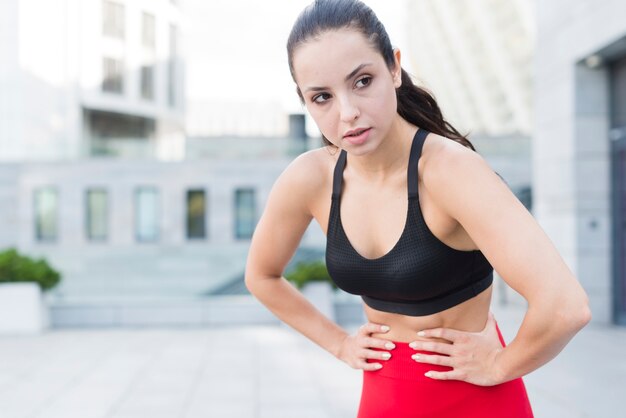 Chica joven haciendo ejercicio en la calle