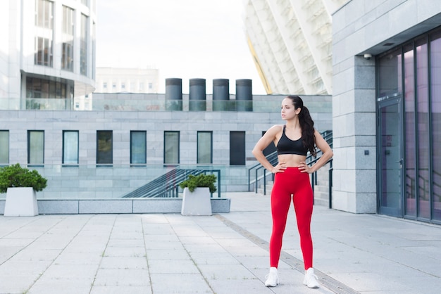 Chica joven haciendo ejercicio en la calle