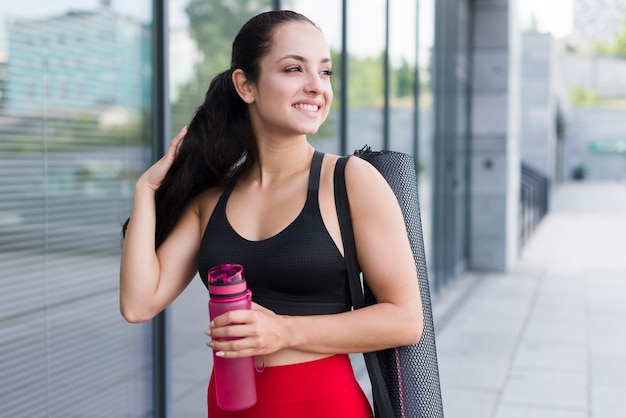 Chica joven haciendo ejercicio en la calle