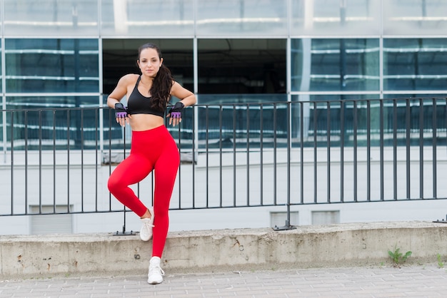 Chica joven haciendo ejercicio en la calle