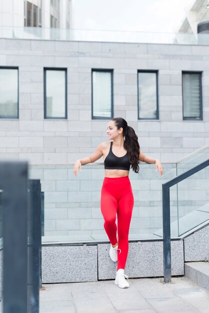 Chica joven haciendo ejercicio en la calle