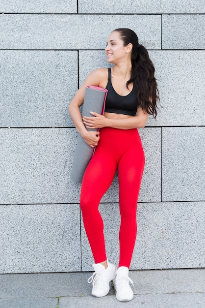 Chica joven haciendo ejercicio en la calle