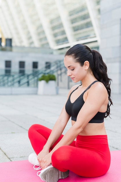 Foto gratuita chica joven haciendo ejercicio en la calle