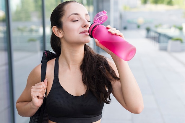 Chica joven haciendo ejercicio en la calle