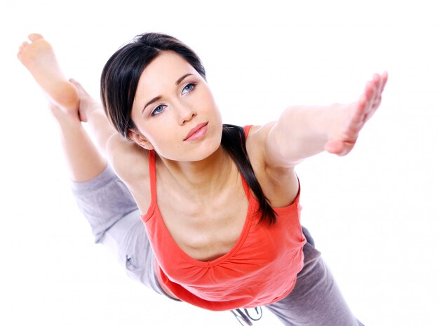 Chica joven y hermosa haciendo ejercicios de yoga