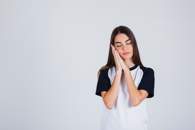 Chica joven a la hora de dormir