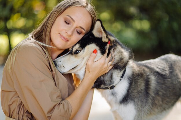 Chica joven y husky