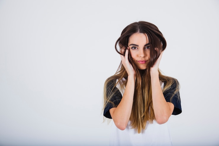 Foto gratuito chica joven jugando con su pelo