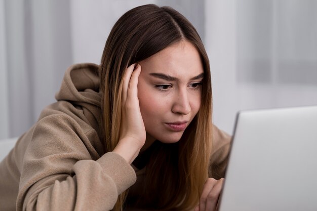 Chica joven con laptop