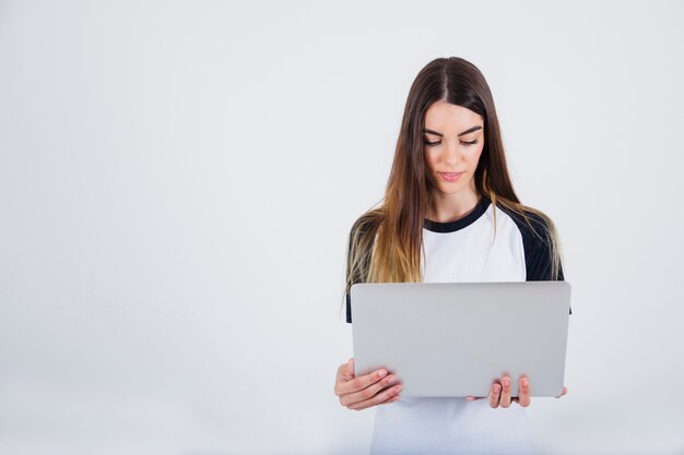 Chica joven leyendo en el ordenador