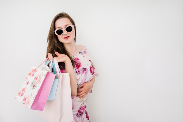 Chica joven llevando bolsas de compra