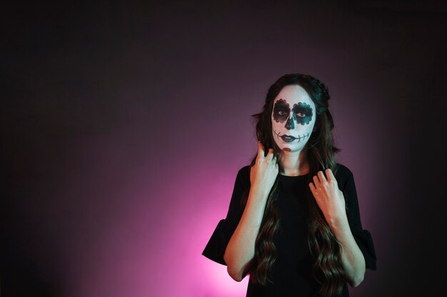 Chica joven con makeup de halloween