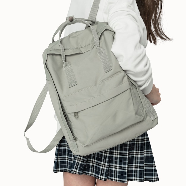 Chica joven con mochila de estudiante gris