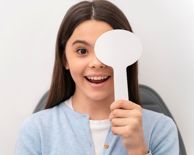 Chica joven en los ojos consultar