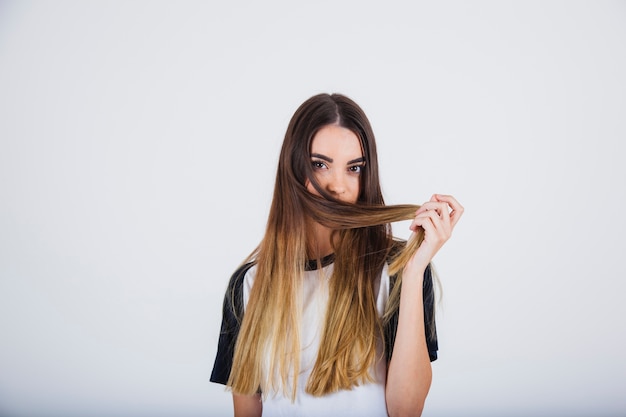 Chica joven oliendo su pelo