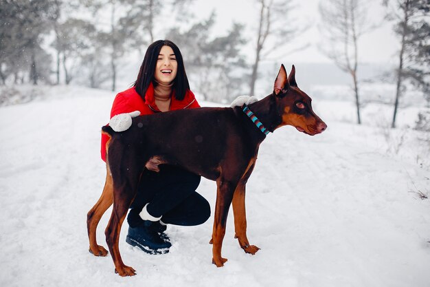 Chica joven en un parque de invierno