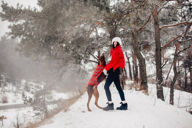 Chica joven en un parque de invierno