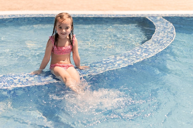 Chica joven en la piscina