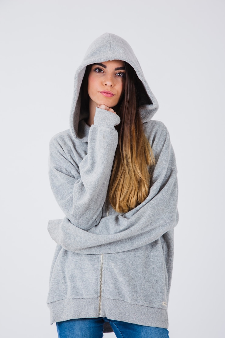 Foto gratuito chica joven posando con estilo