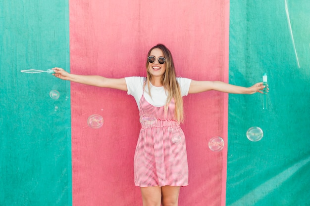 Chica joven posando feliz