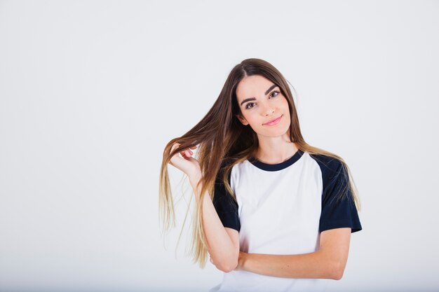 Chica joven posando con su pelo