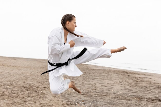 Chica joven practicando artes marciales al aire libre