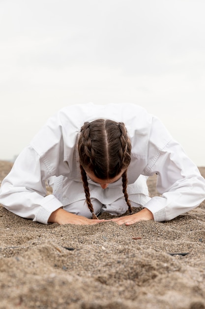 Foto gratuita chica joven practicando artes marciales al aire libre