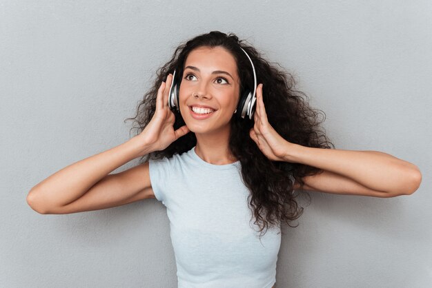 Chica joven que disfruta de música en auriculares