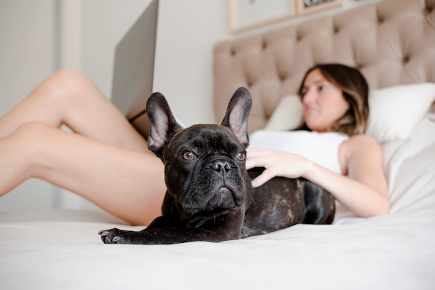 Foto gratuita chica joven que se relaja con su perrito