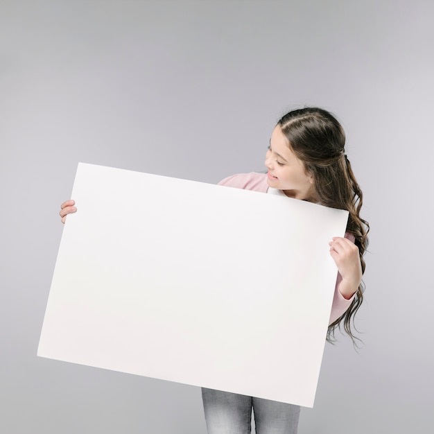 Chica joven que sostiene la bandera vacía