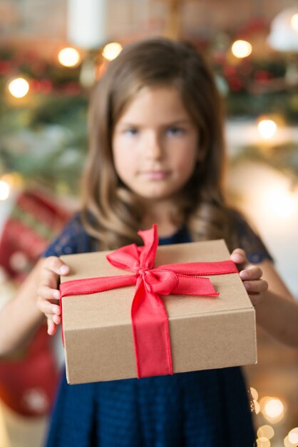 Chica joven con un regalo