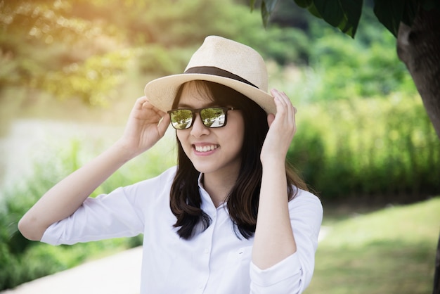 Chica joven del retrato en la naturaleza