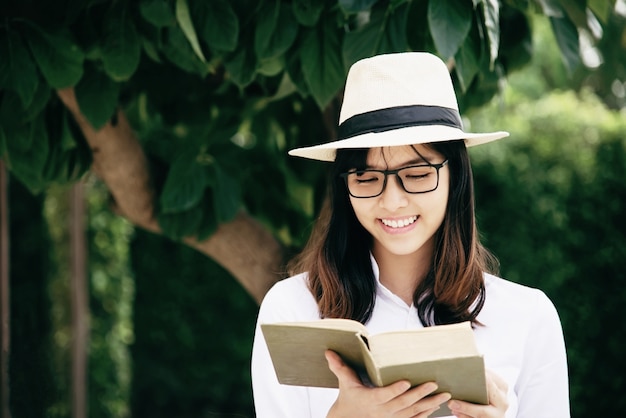 Chica joven del retrato que lee un libro