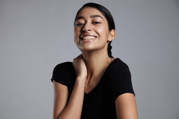 Chica joven riendo feliz en sesión de estudio