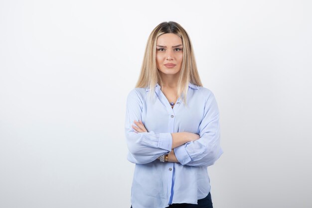 Chica joven en ropa casual en blanco.