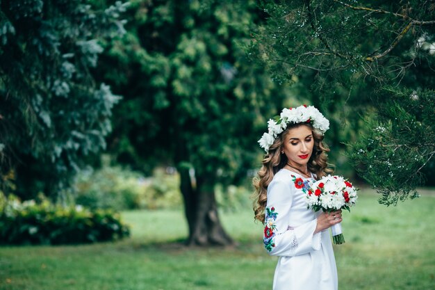 Chica joven en ropa nacional tradicional