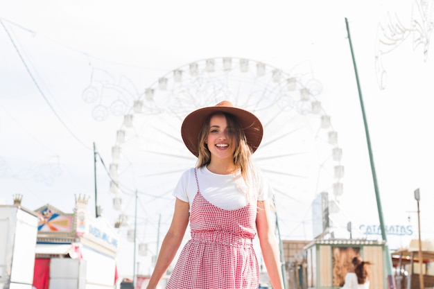 Chica joven rubia en el parque de atracciones