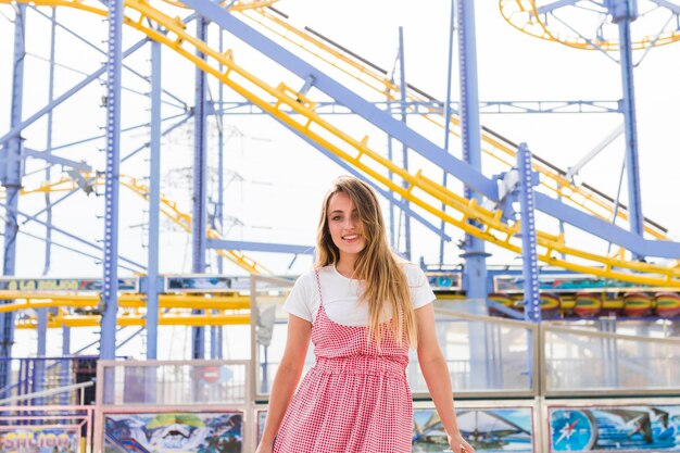 Chica joven rubia en el parque de atracciones