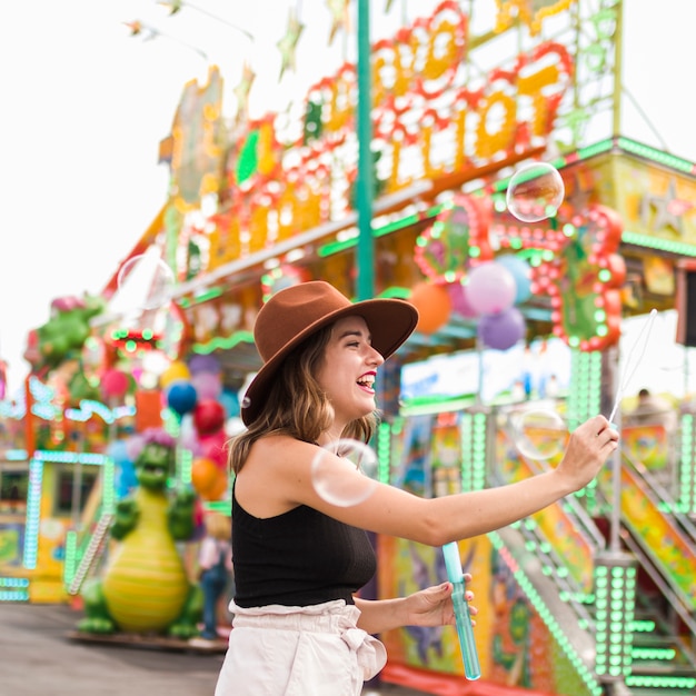 Chica joven rubia en el parque de atracciones