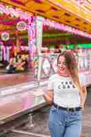 Foto gratuita chica joven rubia en el parque de atracciones