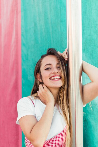 Chica joven rubia en el parque de atracciones