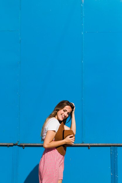 Chica joven rubia en el parque de atracciones