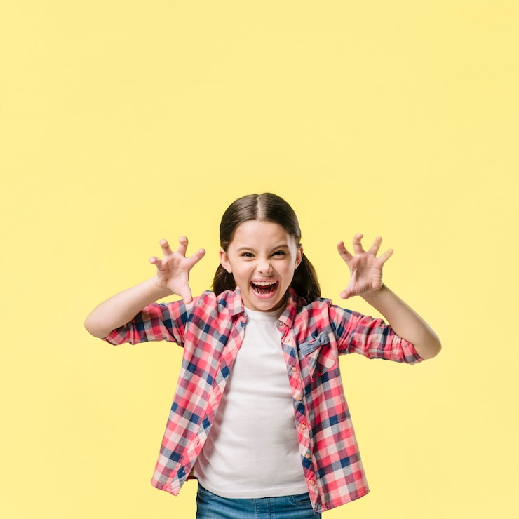 Foto gratuito chica joven rugiendo en estudio jóvenes