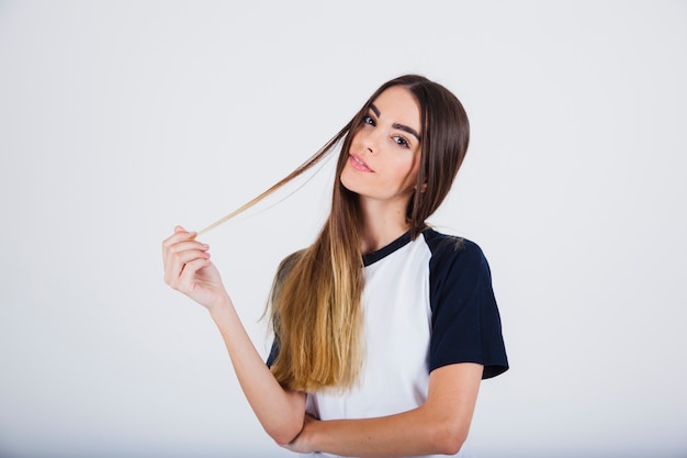 Chica joven seduciendo con su pelo