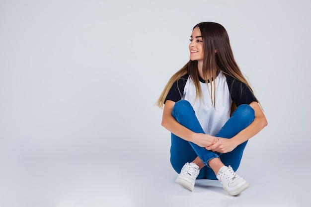 Chica joven sonriendo y mirando a la derecha