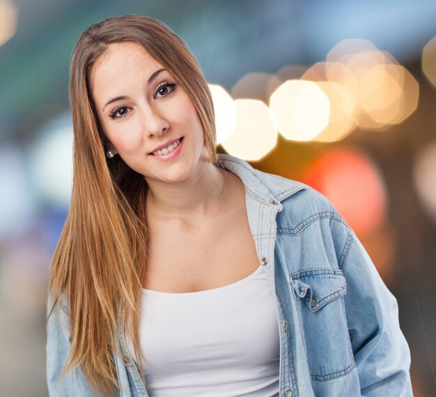 Chica joven sonriendo