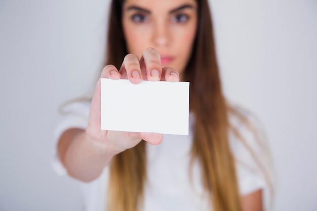 Chica joven sosteniendo una tarjeta de visita